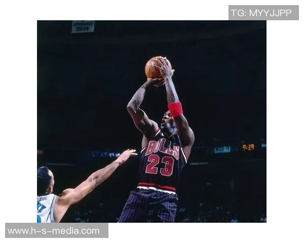 足球球星挑战篮球投篮技巧 看他们如何跨界展现运动天赋